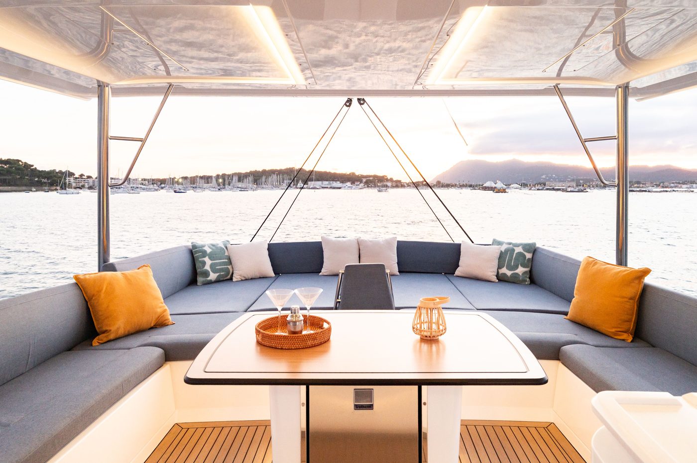 Flybridge lounge